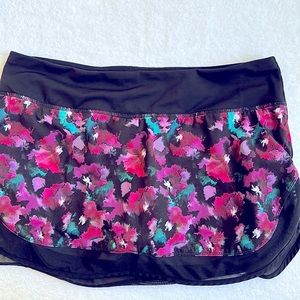 EUC! Lululemon Hotty Hot Skirt Mini Midnight Bloom Black Deep Fuschia Size 8